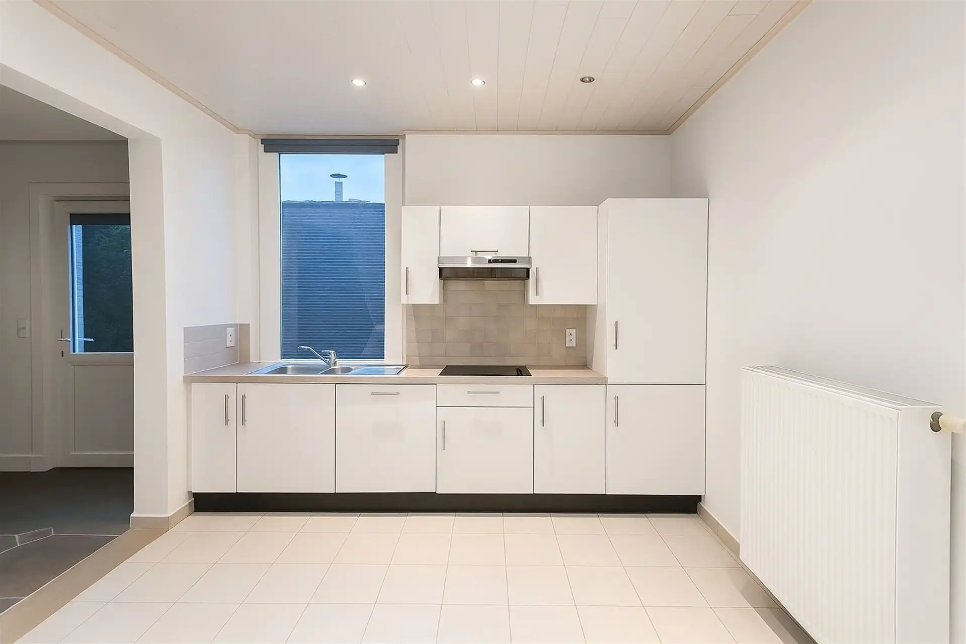 WINKEL MET PARKING VOOR 3 AUTO'S OP EEN COMMERCIELE LIGGING foto 3