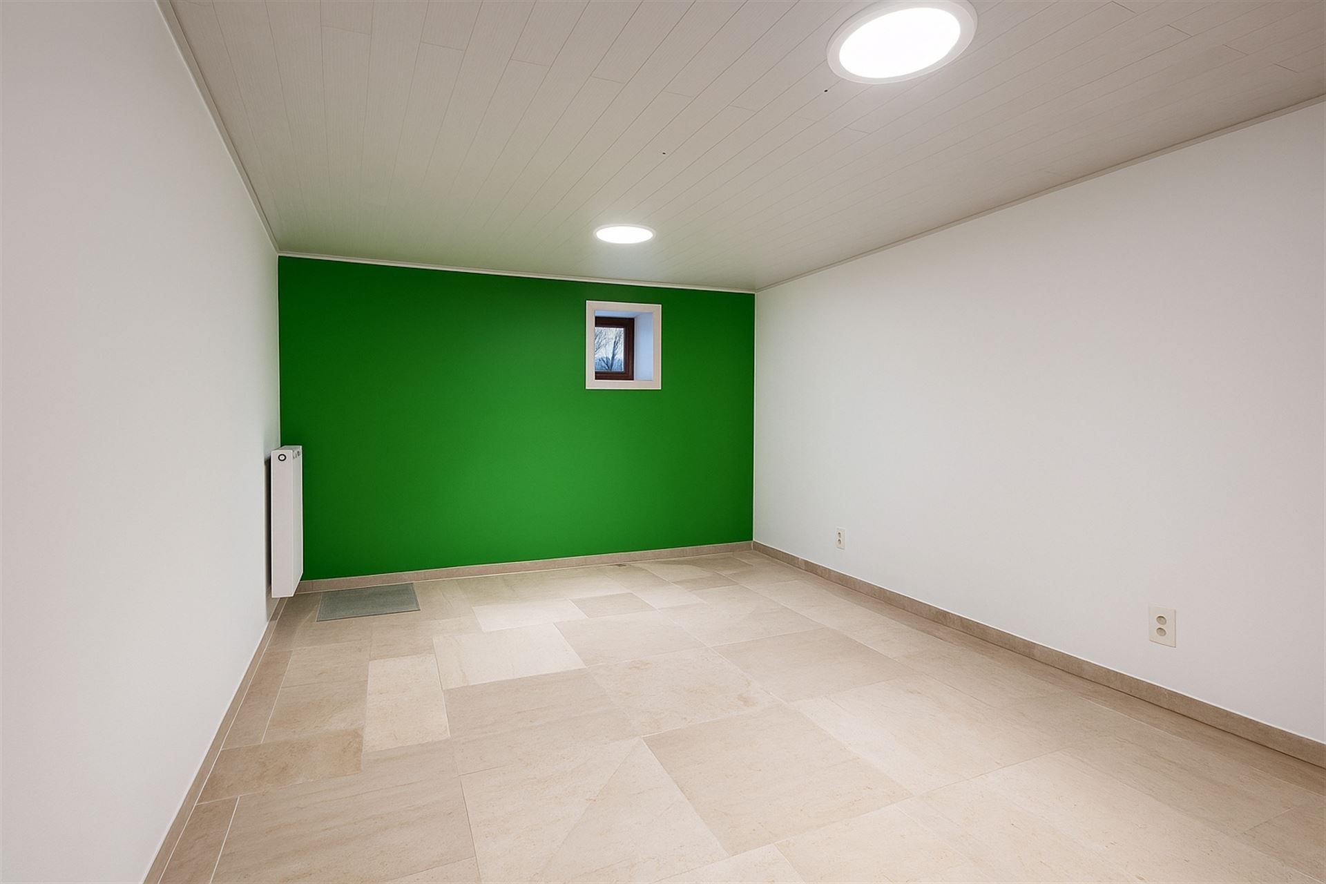 WINKEL MET PARKING VOOR 3 AUTO'S OP EEN COMMERCIELE LIGGING foto 3