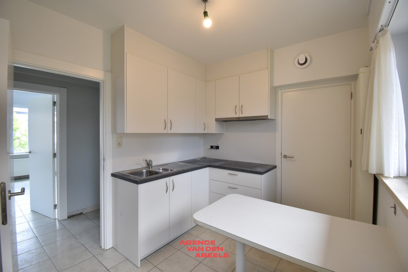 Ruim en hedendaags appartement net buiten Brugge foto 3