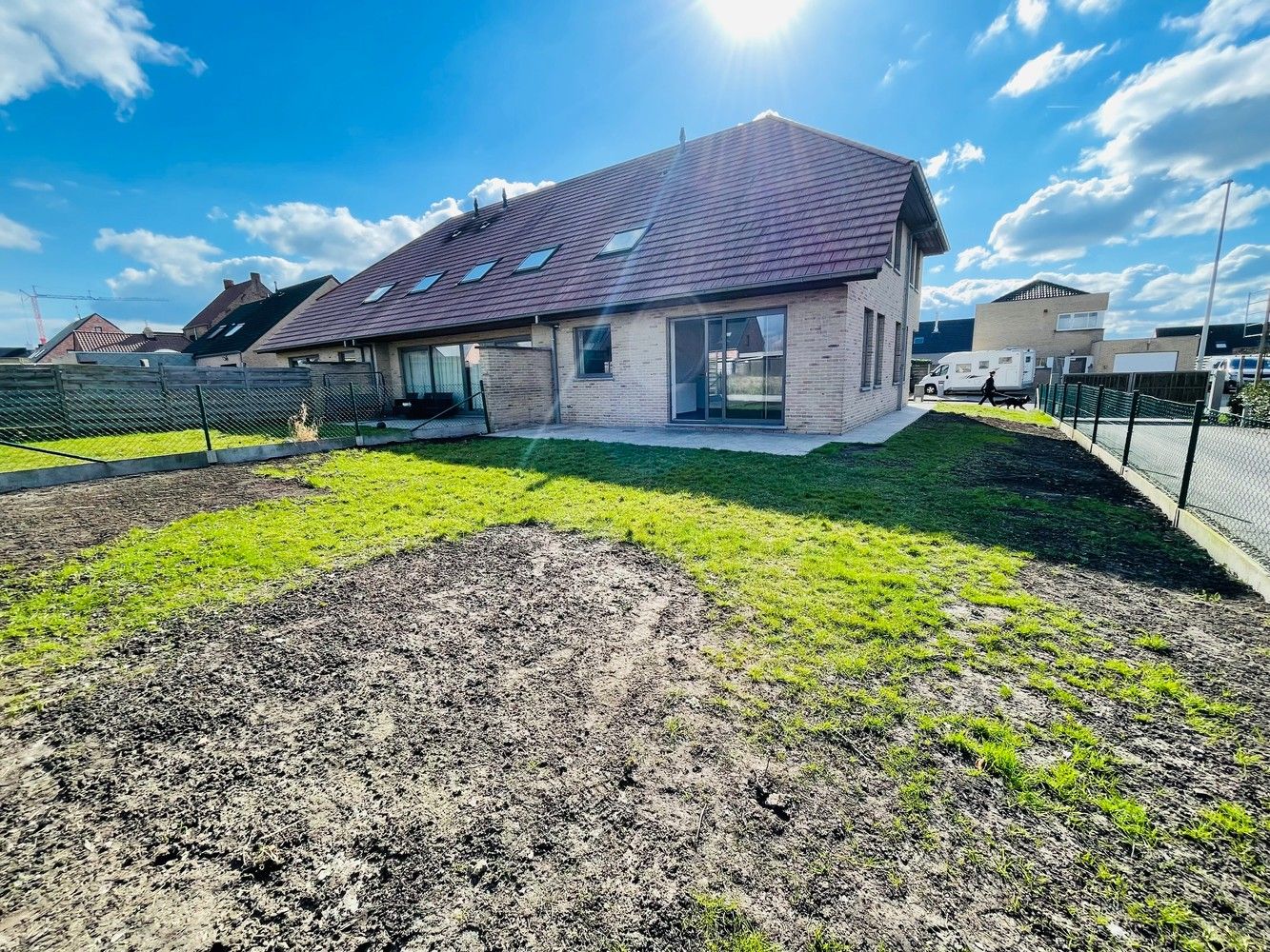 Waardamme , rustige residentiële ligging , RECENT  gebouwde LICHTRIJKE ENERGIEZUINIGE woning met 3 slaapkamers, oprit, tuin en garage. foto 3