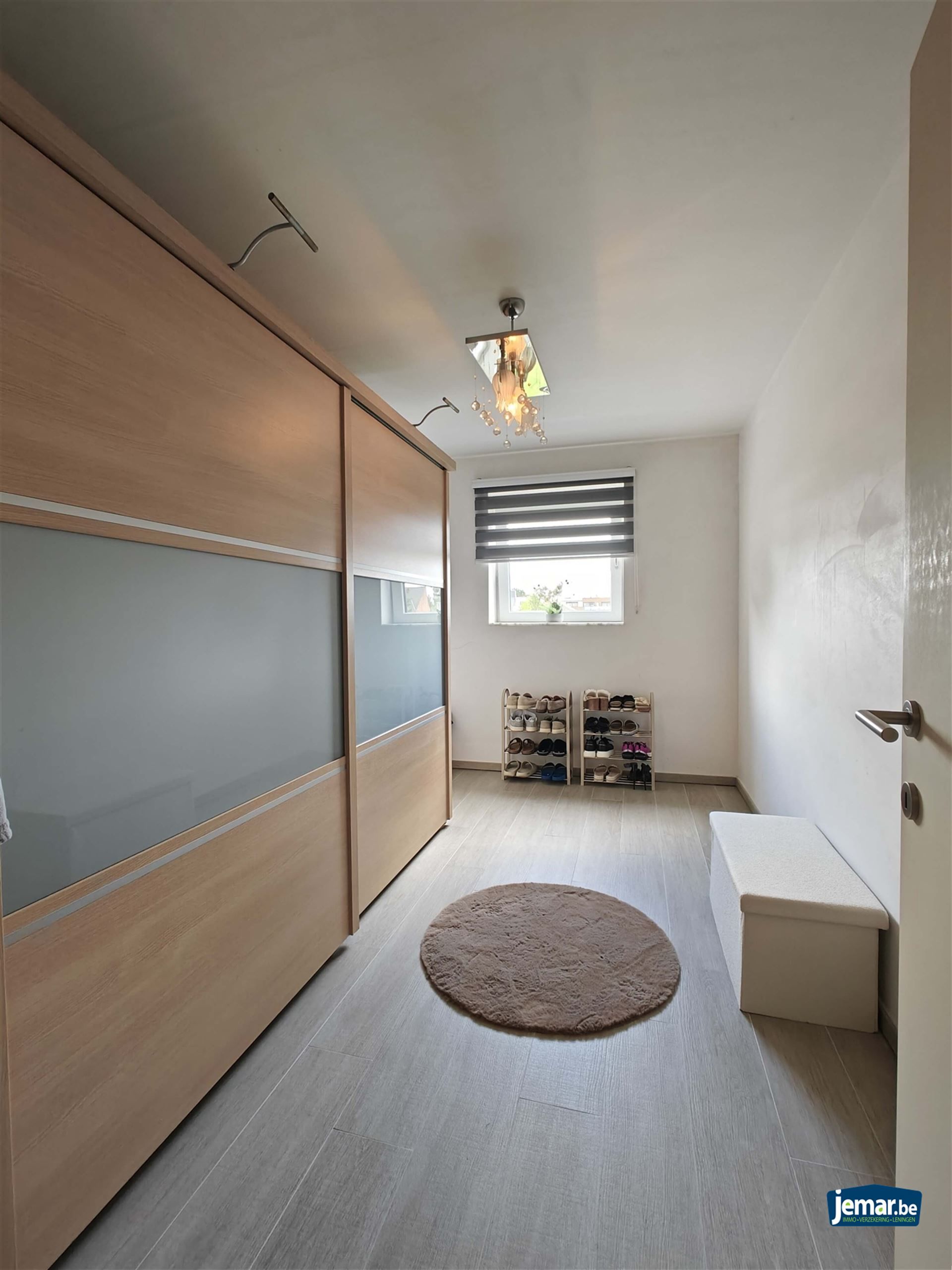 Woning met 5 slaapkamers, 2 badkamers en een grote garage foto 18