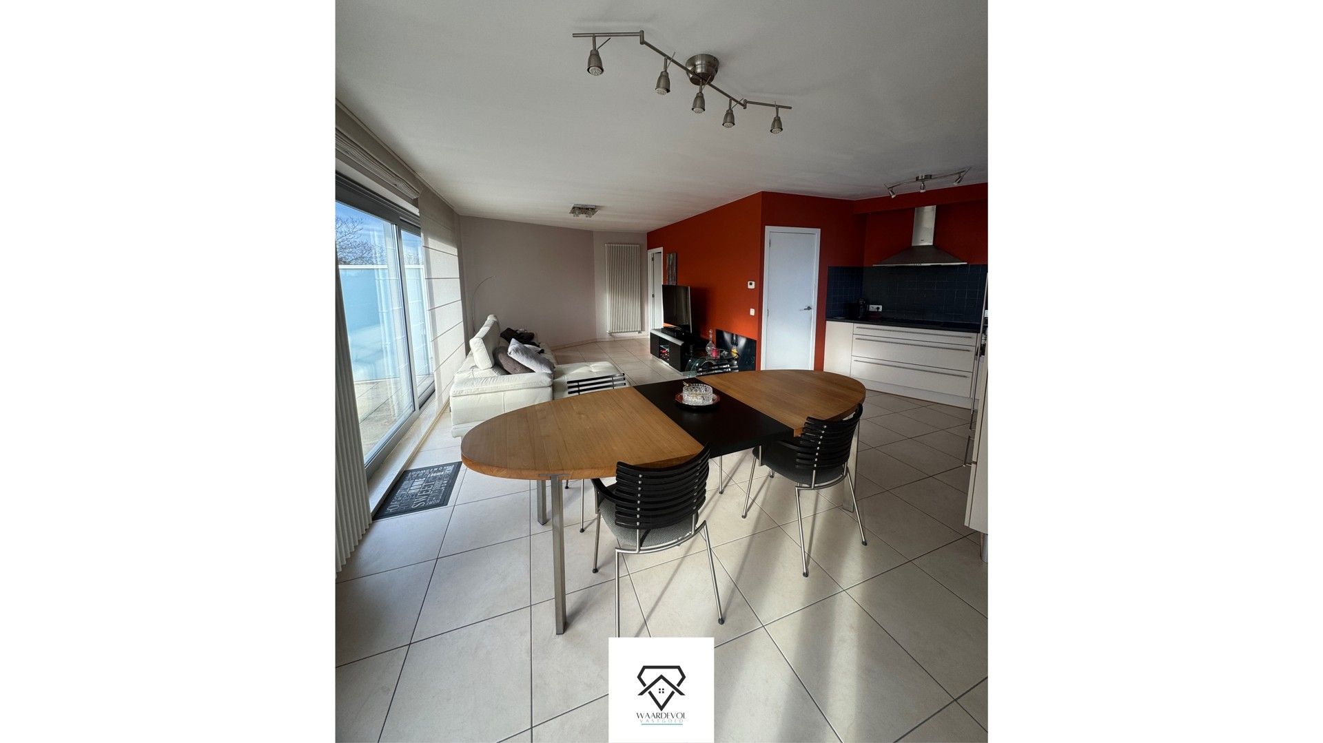 Lichtrijk en rustig appartement te koop met carport foto 3