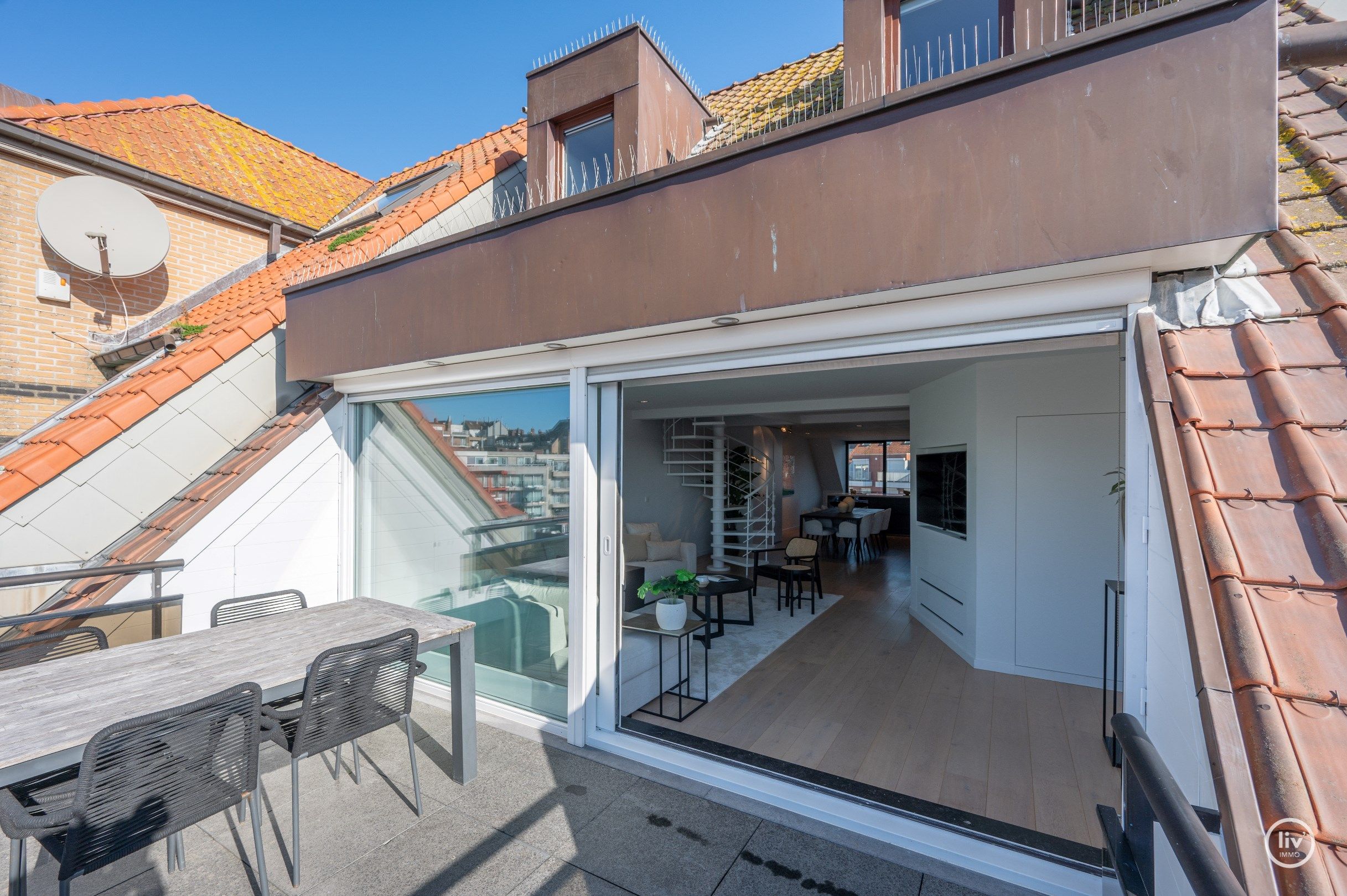 Prachtig, ruim gerenoveerd duplex appartement met magnifieke open zichten en terrassen vlakbij het Rubensplein en zeedijk te Knokke.  foto 10