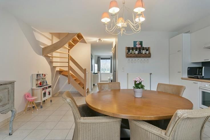 Instapklare woning met 4 slpks in het hart van Stalhille foto 4