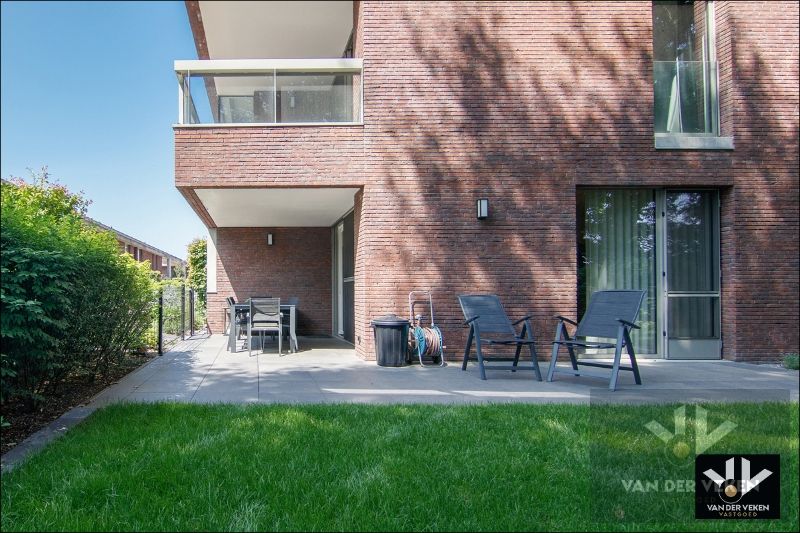 LUXUEUS GVL 3 SLPK-APP MET TUIN EN TWEE STAANPLAATSEN foto 6