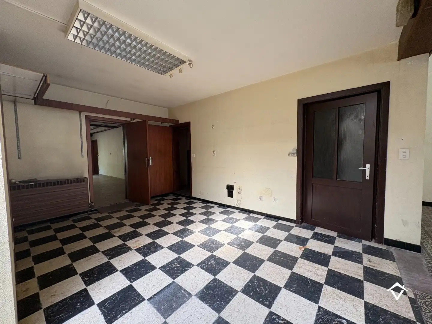 Unieke ruime eigendom op 1169 m² grond met voormalige handelsruimte in centrum Koekelare foto 6