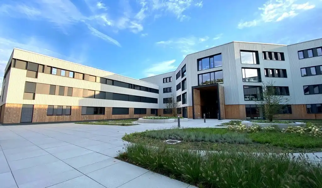 Vernieuwde kantoren te huur op toplocatie in Zwijnaarde foto {{pictureIndex}}