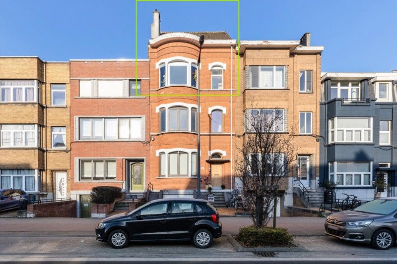 Ruim lichtrijk en karaktervol appartement dicht tegen het centrum foto 2