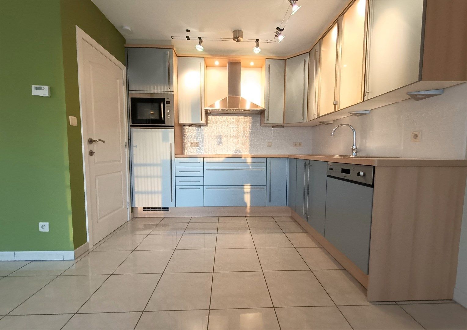 RUIM DUPLEX APPARTEMENT MET TERRAS EN AUTOSTAANPLAATS foto 3