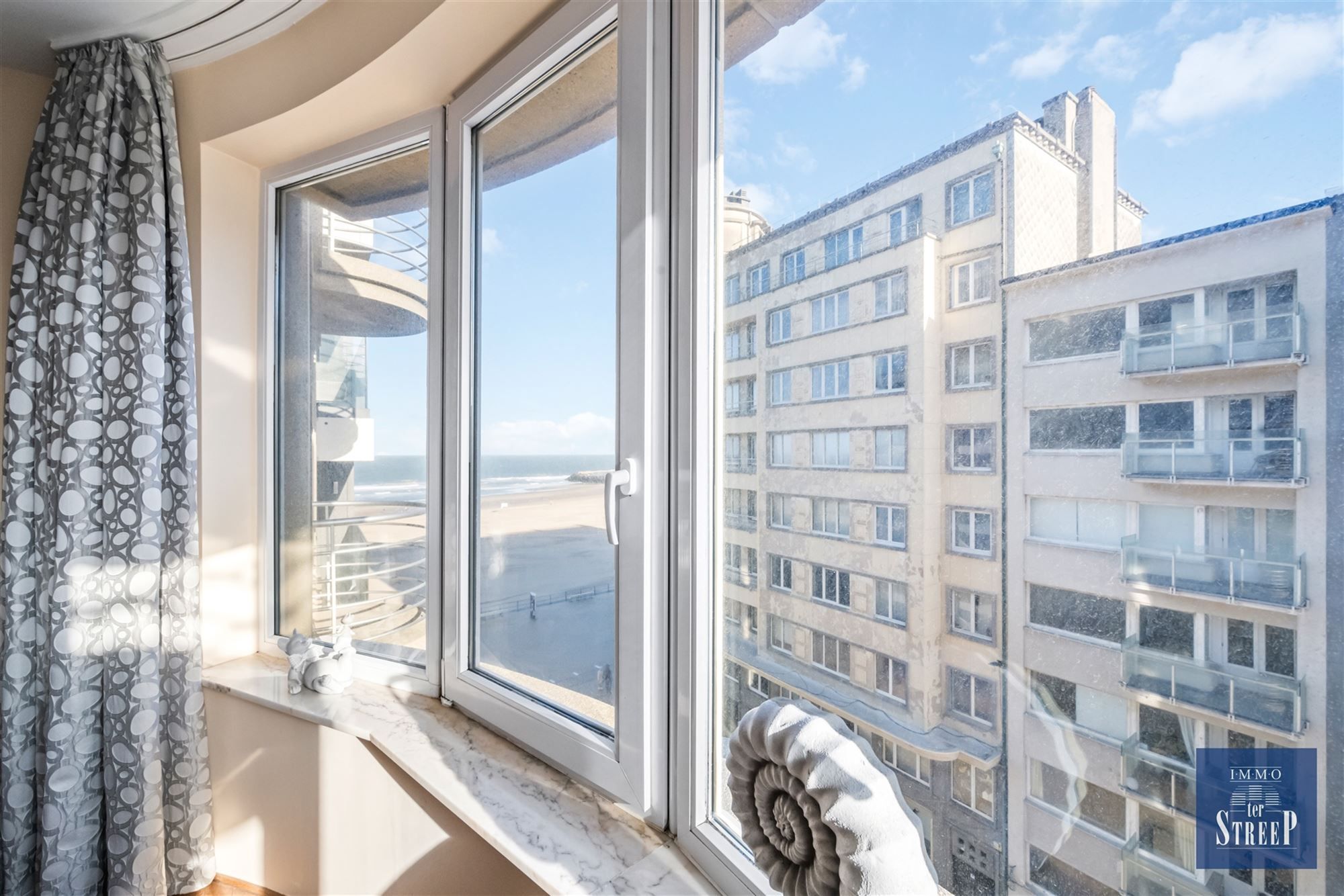 Studio met prachtig zijdelings zeezicht foto 12