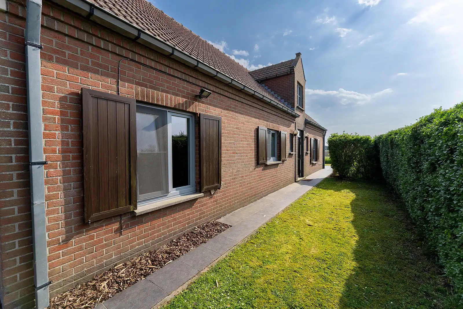 Zeer ruime woning op een perceel van 1000m² met dubbele garage in het landelijke Houtave. foto 5