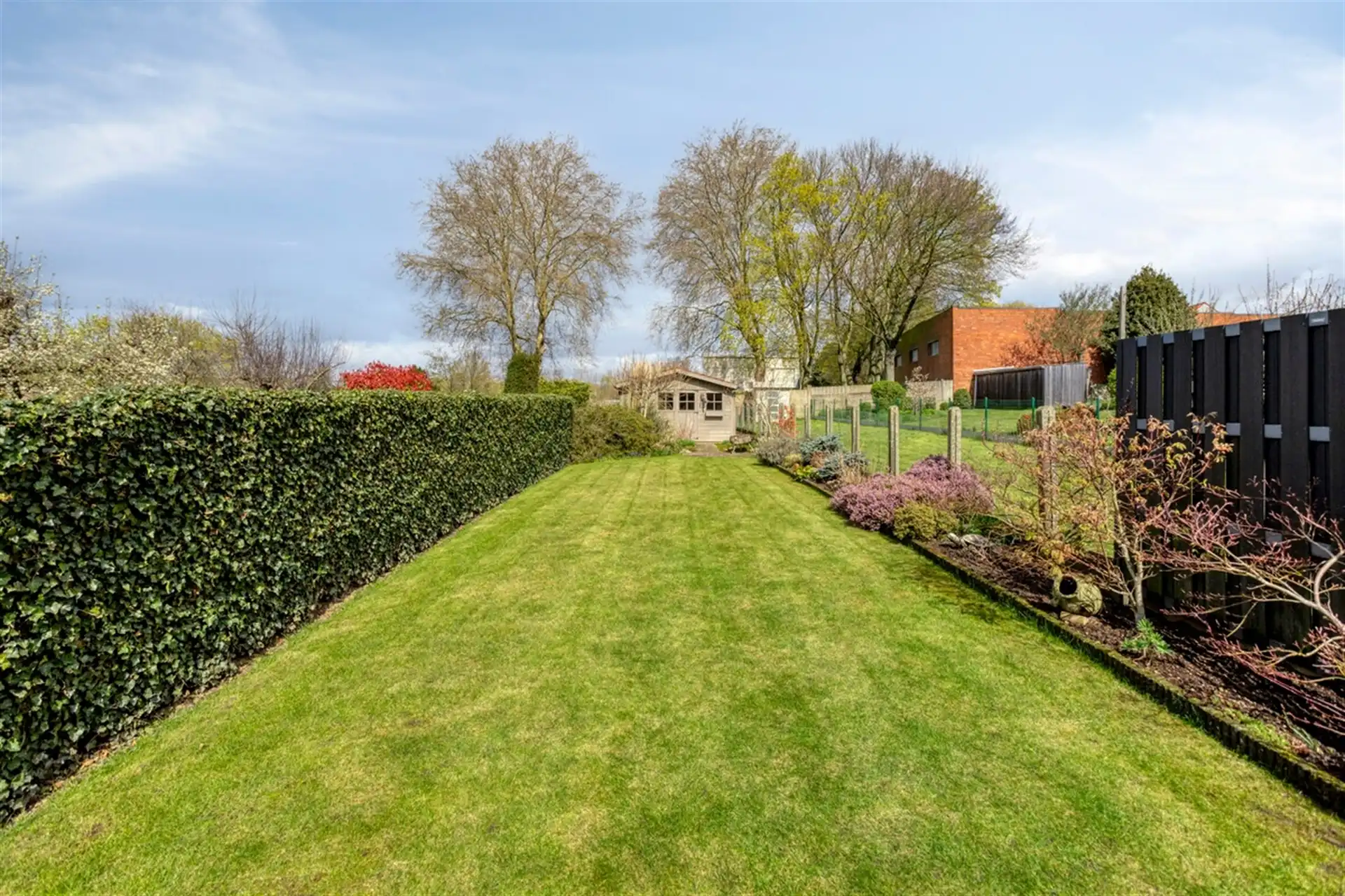 Gezinswoning met 3 slaapkamers, tuin en garage in rustige straat foto 14