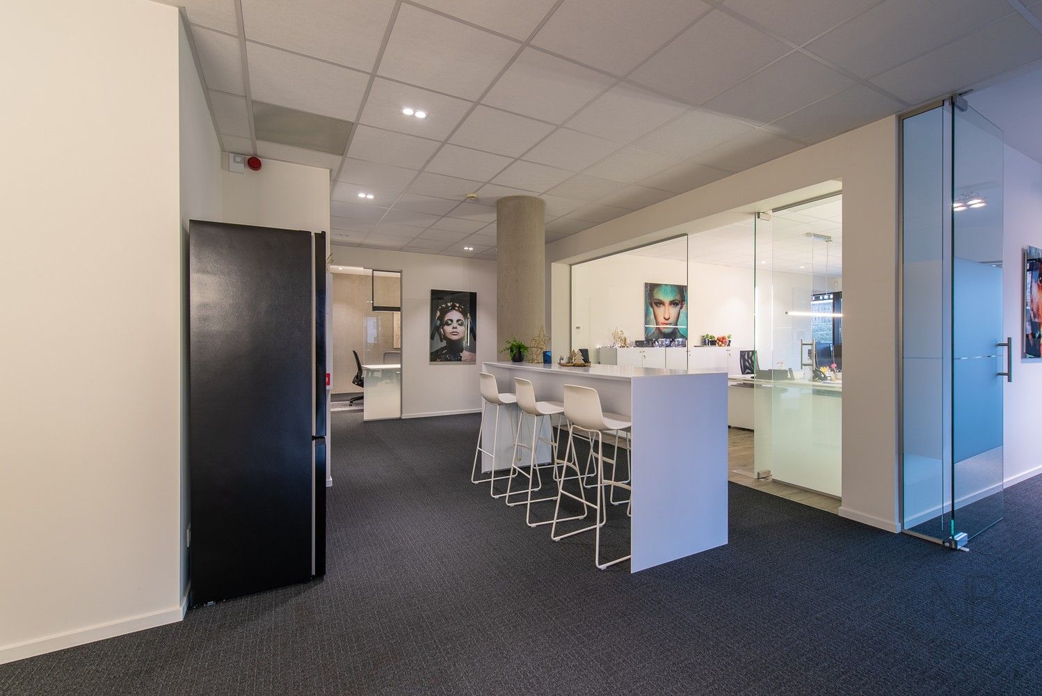 Volledig ingerichte en verhuurde kantoorverdieping in het zakelijke centrum van Genk (Botta-gebouw) foto 11