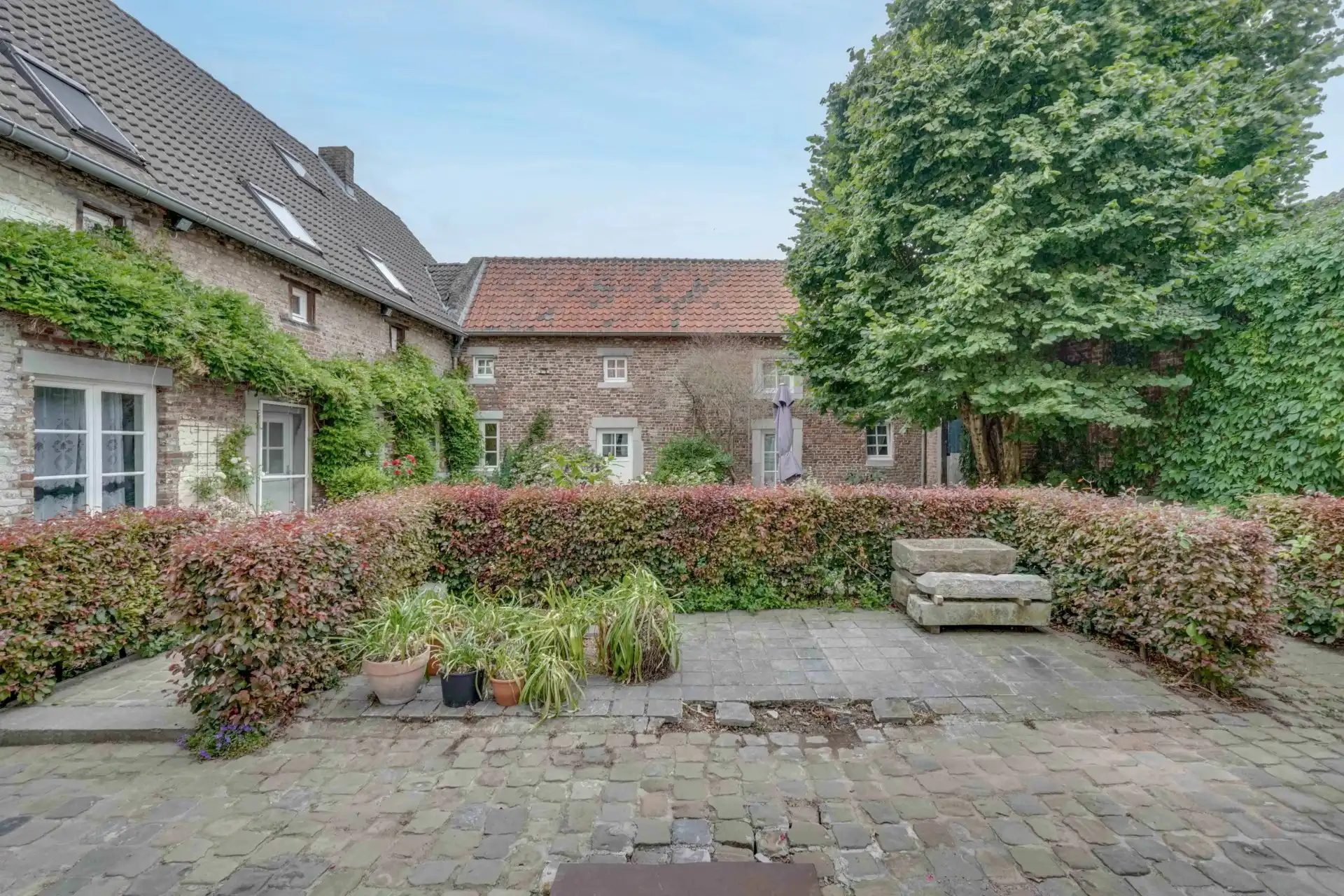 Karaktervolle vierkantshoeve met ruime binnenkoer foto 8