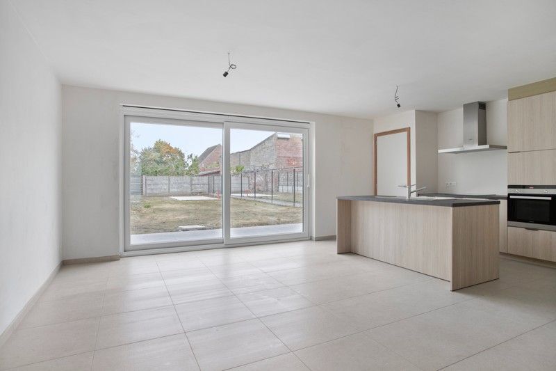 Prachtige, verrassend ruime nieuwbouwwoning met 3 slaapkamers én inpandige garage te koop in Dentergem! foto 5