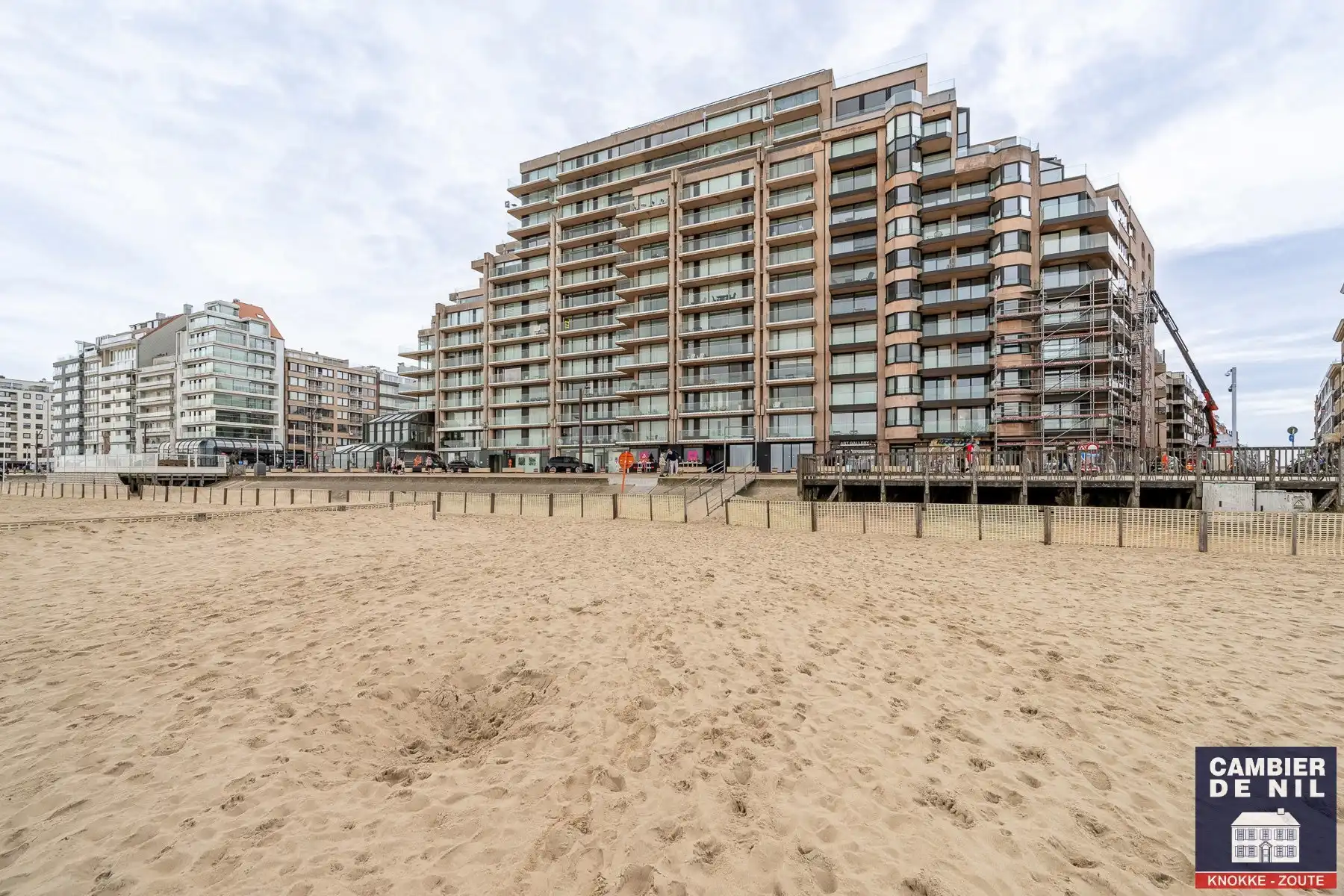 Gemeubeld appartement met frontaal zeezicht aan het Vanbunnenplein foto 32