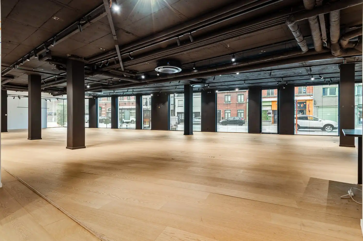 Riant handelspand (723m²) + 5 autostaanplaatsen & garagebox te Wijnegem! foto 2