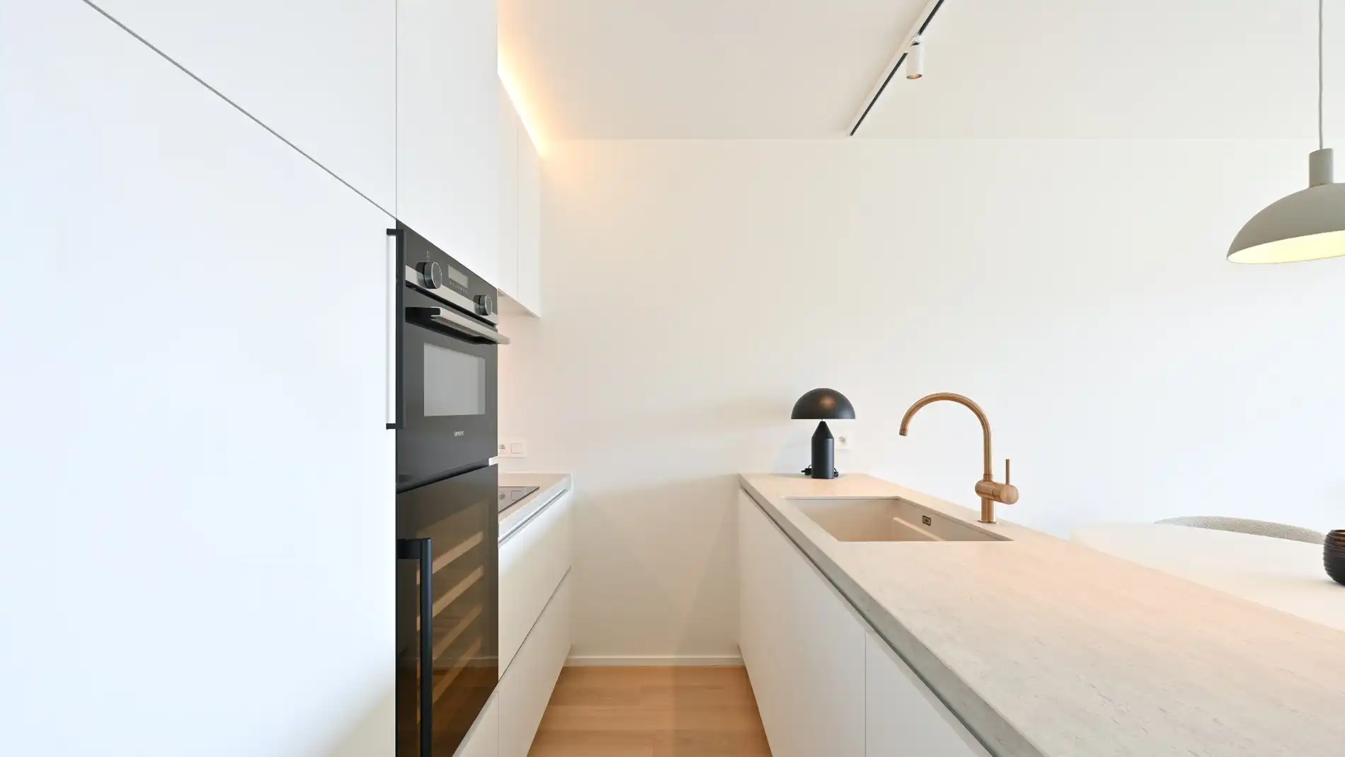 Luxueus vernieuwd appartement, gelegen in de Kustlaan, tussen het Van Bunnenplein en het Lichttorenplein. foto 12