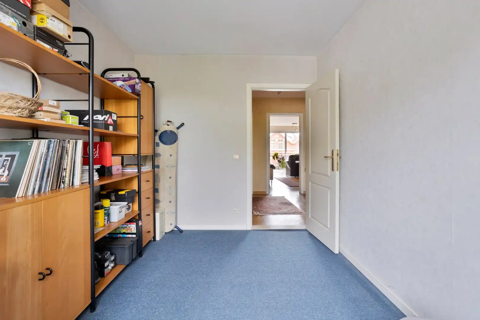 Ruim en goed onderhouden 2 slpk appartement met terras en garage foto 16