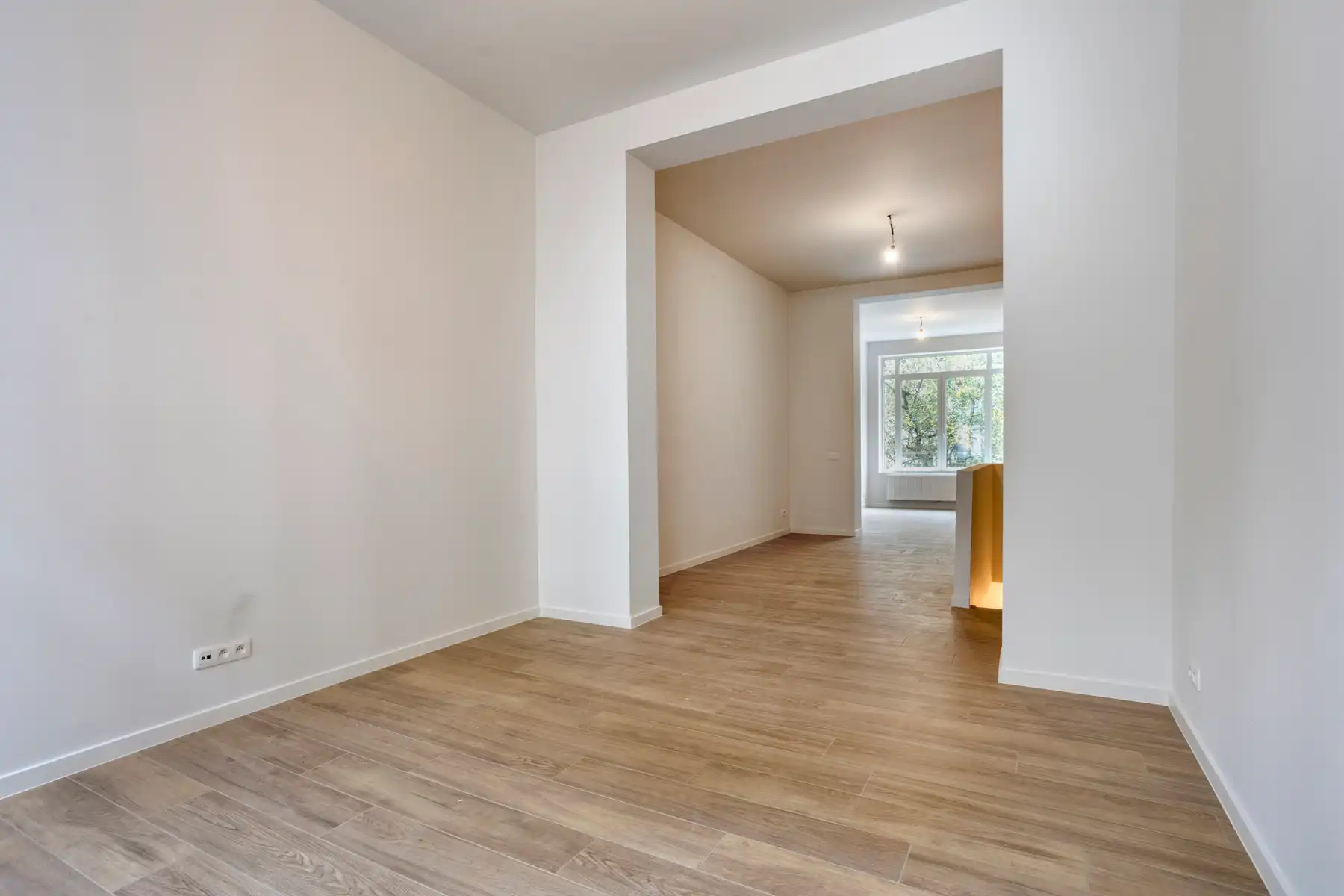 Prachtig gerenoveerd 2-slaapkamerappartement met tuin foto 9