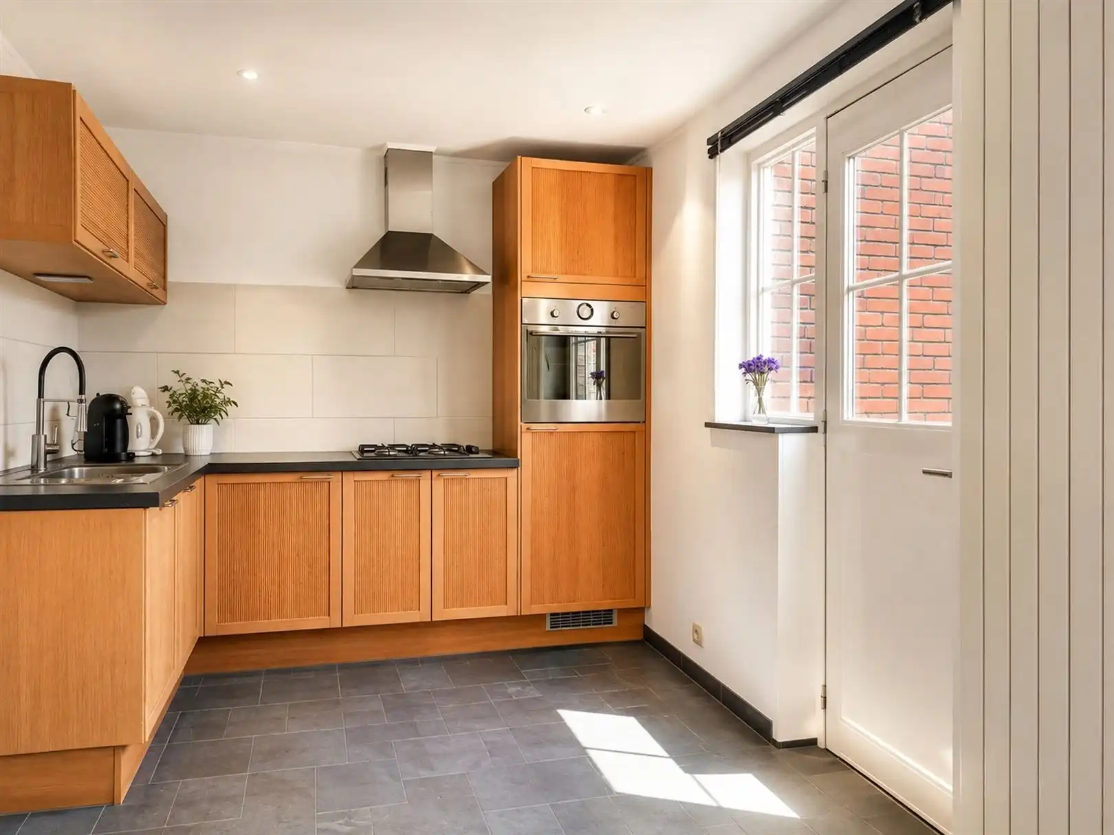 Eigentijdse woning, optimaal wooncomfort met eigentijdse look and feel. Heel energiezuinig dankzij grondige totaalrenovatie. foto 8