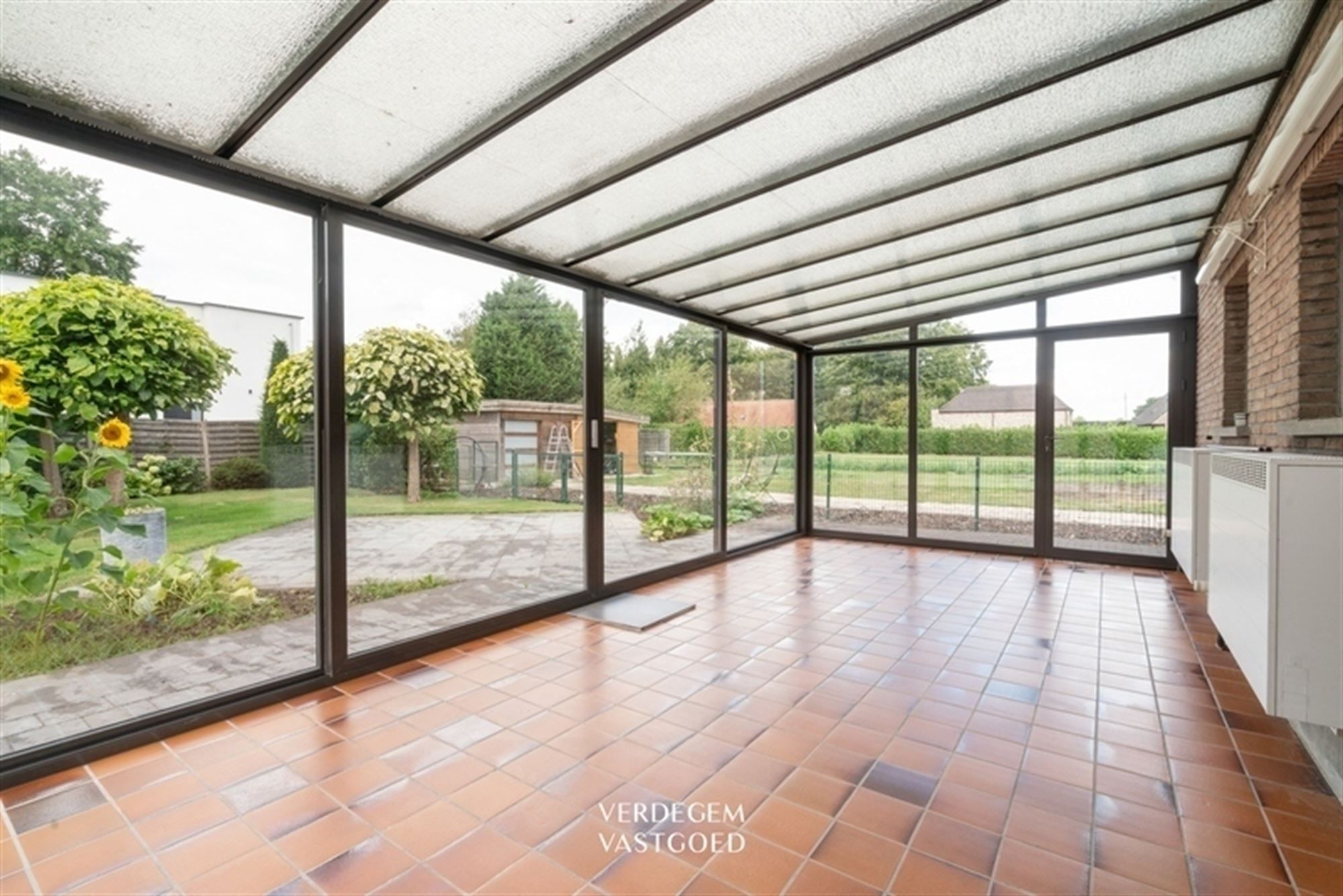 Bungalow met 4 slaapkamers en 2 garages op perceel van 1.029m² foto 14