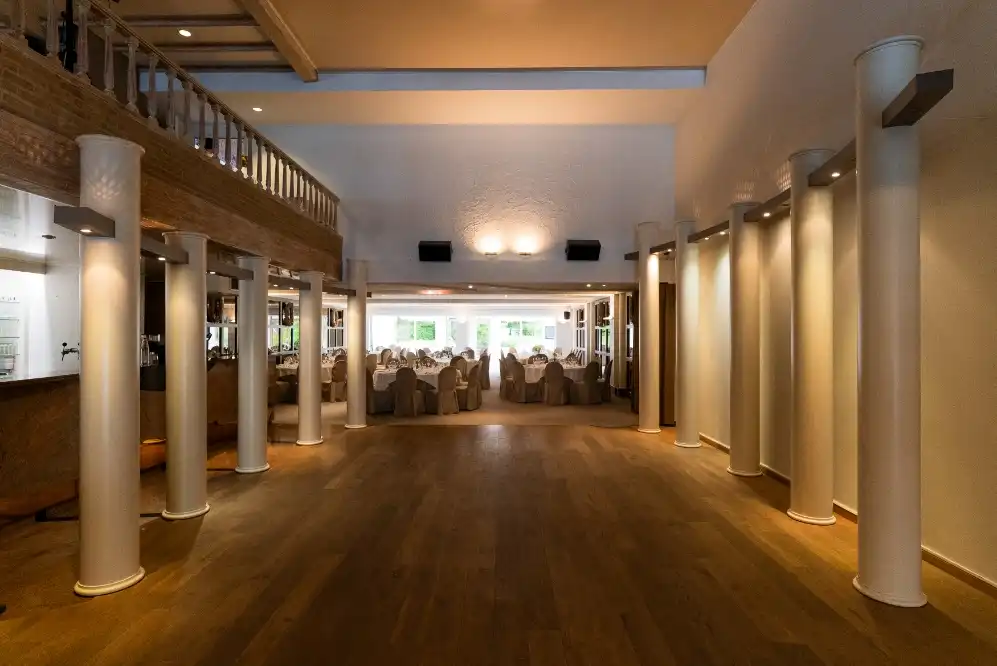 Te Koop: Unieke Feestzaal in Waregem – Instapklaar en Uitstekend Gelegen foto 4