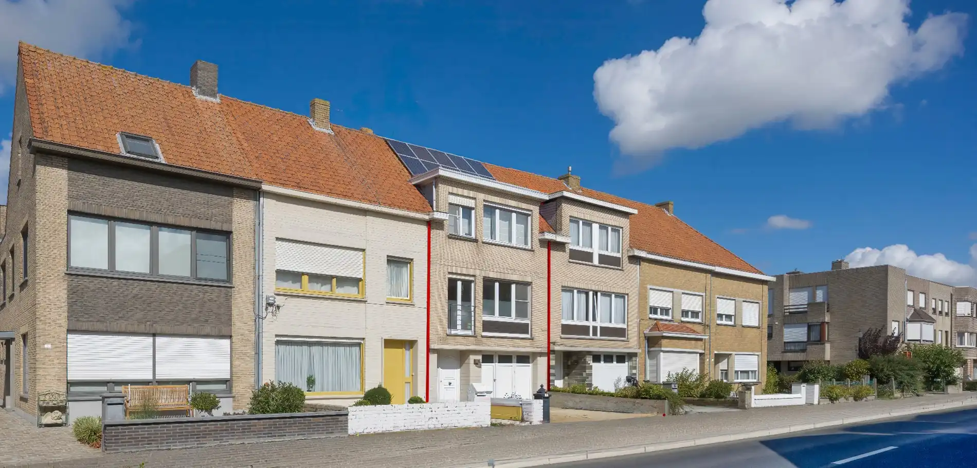 Instapklare bel-etagewoning met garage, zonnepanelen en aangename buitenruimte in het centrum van Heist. foto 24