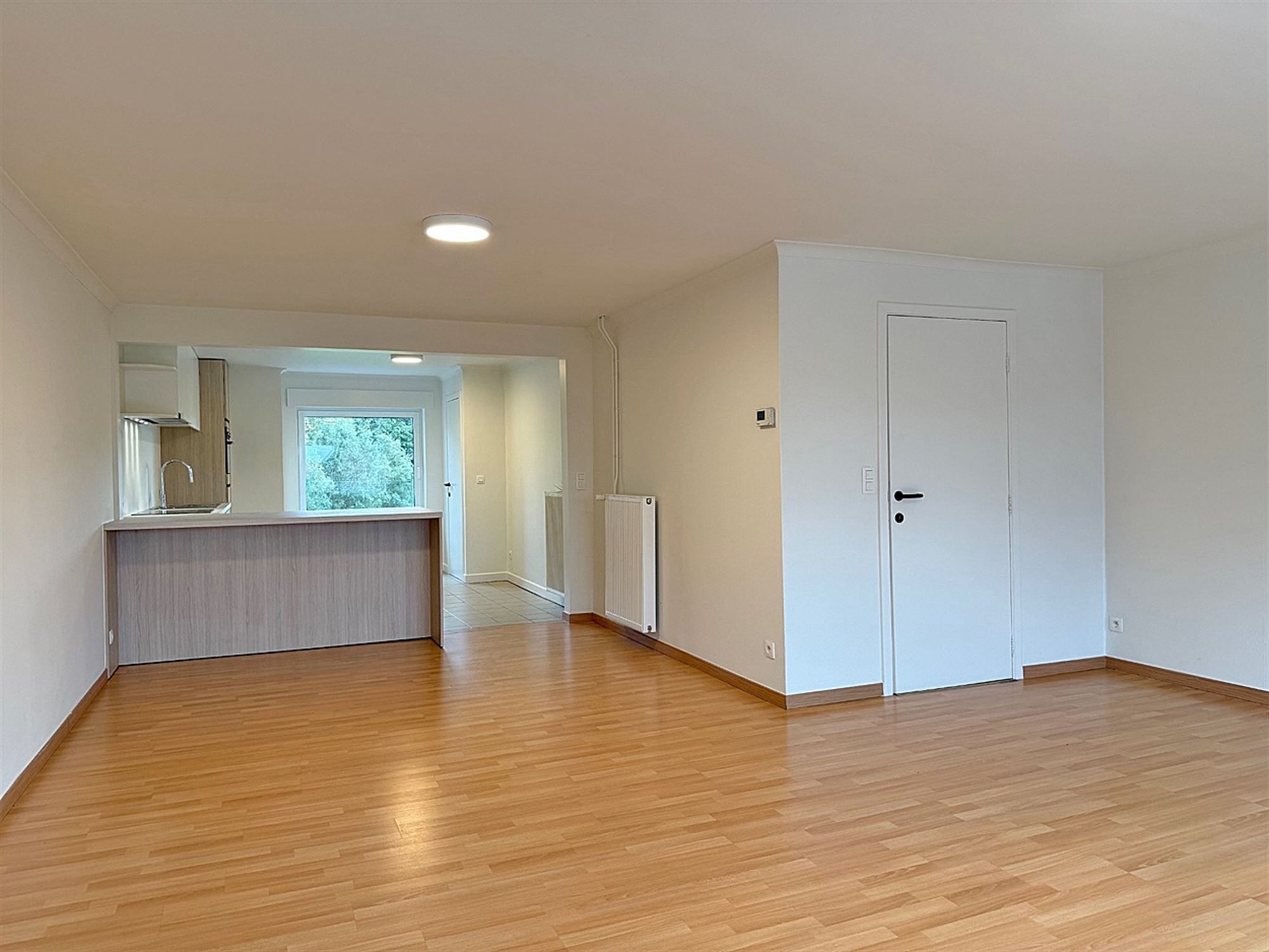 Instapklaar vernieuwd APPARTEMENT (2de verdieping) met 2 slaapkamers  foto {{pictureIndex}}