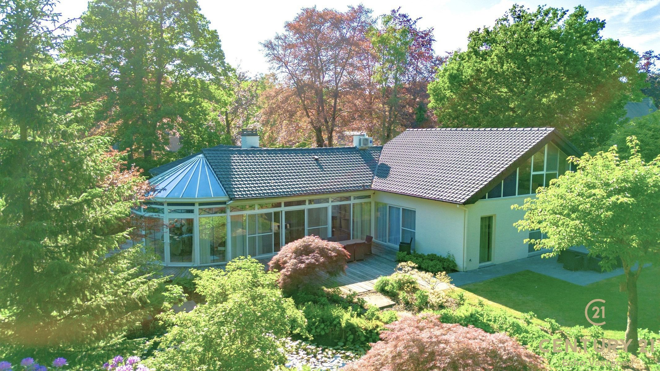 Gelijkvloerse fraaie villa met prachtige tuin op ca 1700m² foto 2