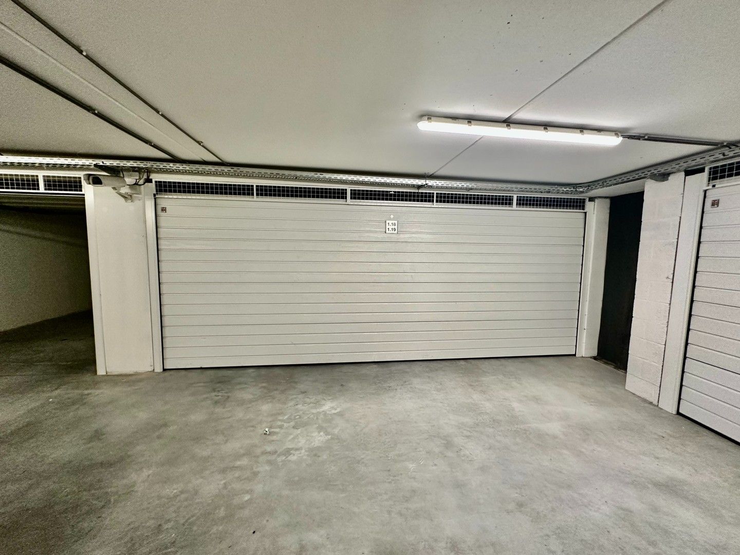 Dubbele garagebox te koop op niveau -1 op de Kustlaan vlakbij de Minigolf Approach. foto 2
