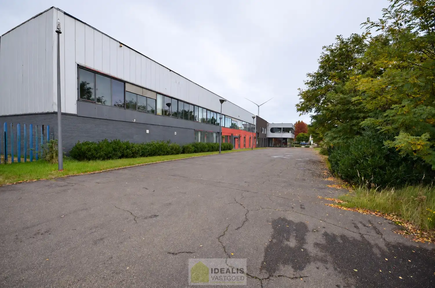 IDEALIS VASTGOED - UITZONDERLIJK RUIME NOG AF TE WERKEN KANTOORRUIMTE VAN MAAR LIEFST 408 M² OP STRATEGISCHE LOCATIE IN INDUSTRIEZONE LANKLAAR MET ZEER RUIME PARKEERGELEGENHEID! – Deze kantoorruimte omvat de volledige eerste verdieping van een bedrijfsgebouw en wordt aangeboden in casco staat, waarbij de toekomstige huurder de mogelijkheid heeft om de ruimtes volledig naar eigen wens en behoeften af te werken en in te delen. Verfraaiingswerken aan de gevel en het plaatsen van nieuwe glaspartijen zijn nog door en voor rekening van de verhuurder. Het pand geniet bovendien een uitstekende bereikbaarheid dankzij de nabijheid van de N75 en de autosnelweg E314, alsook van zeer ruime parkeergelegenheid! foto 2