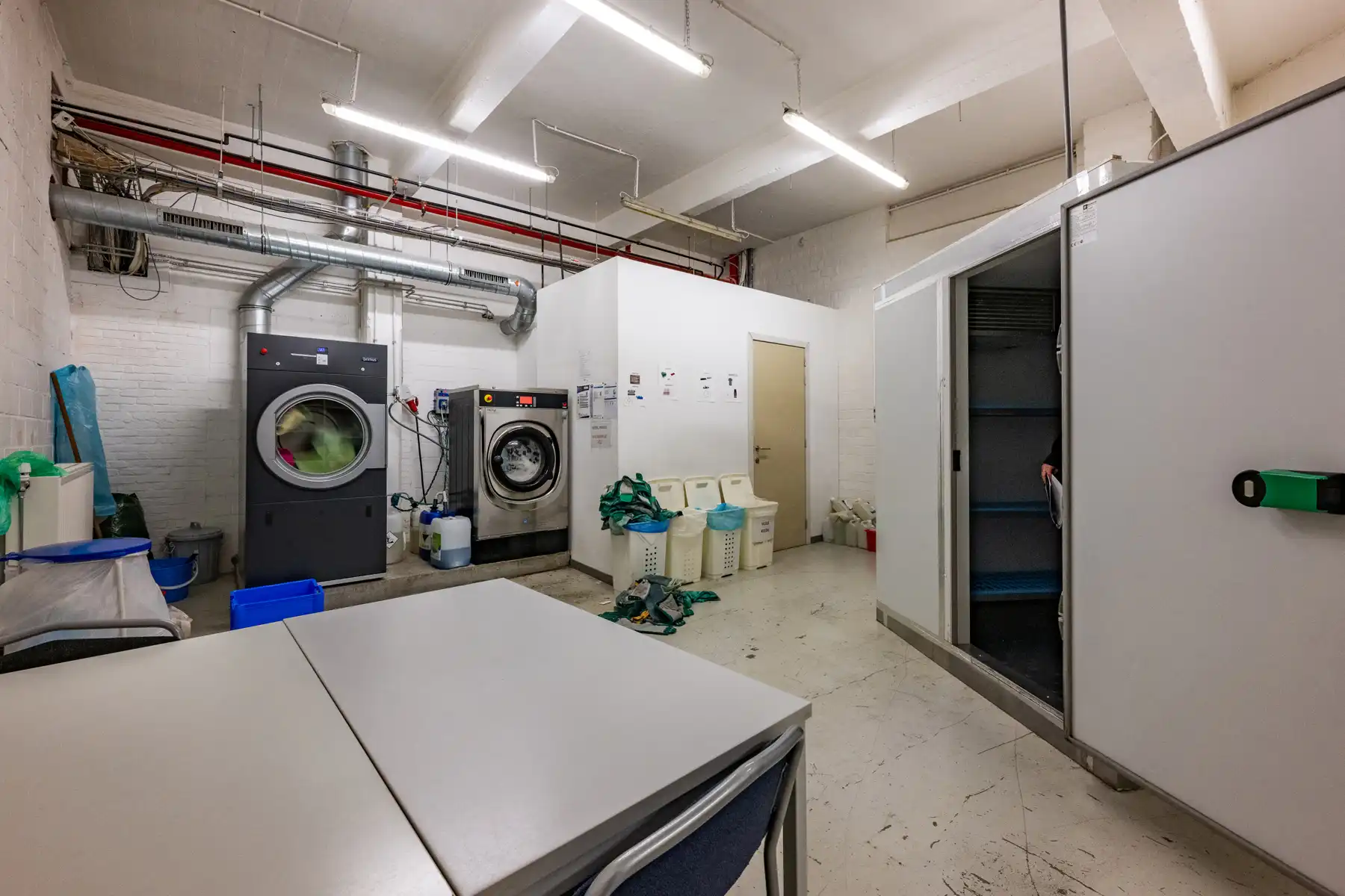 Ruim en veelzijdig bedrijfspand met parking en opslag foto 27