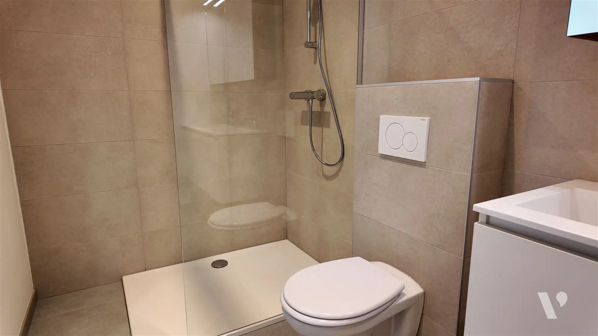 Volledig vernieuwd appartement; 2 slaapkamers en garagebox foto 4