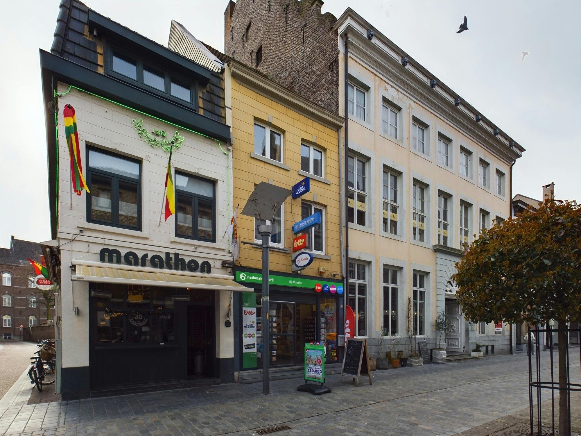 Goed draaiende dagbladhandel op de winkelstraat van Maaseik te koop foto {{pictureIndex}}