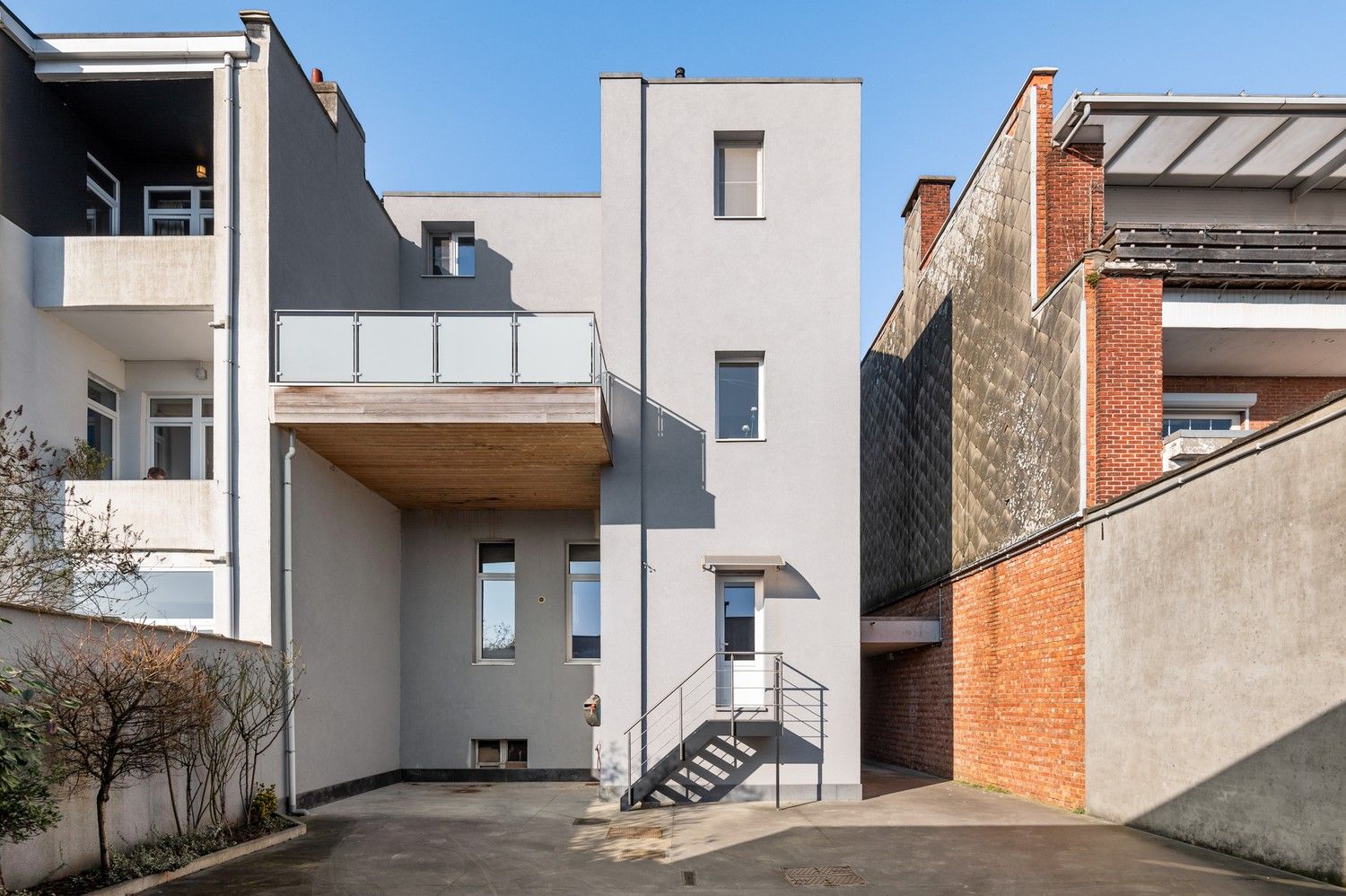 Ruime halfopen woning met 4 à 6 SLPKS, apart kantoor en een groot magazijn in Mortsel! foto 2
