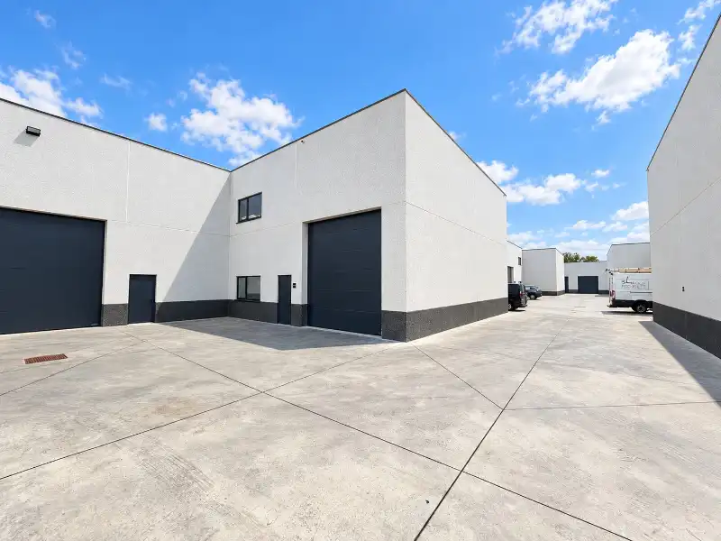 Goed gelegen nieuwbouw magazijn van 438 m² met 4 parkeerplaatsen foto {{pictureIndex}}