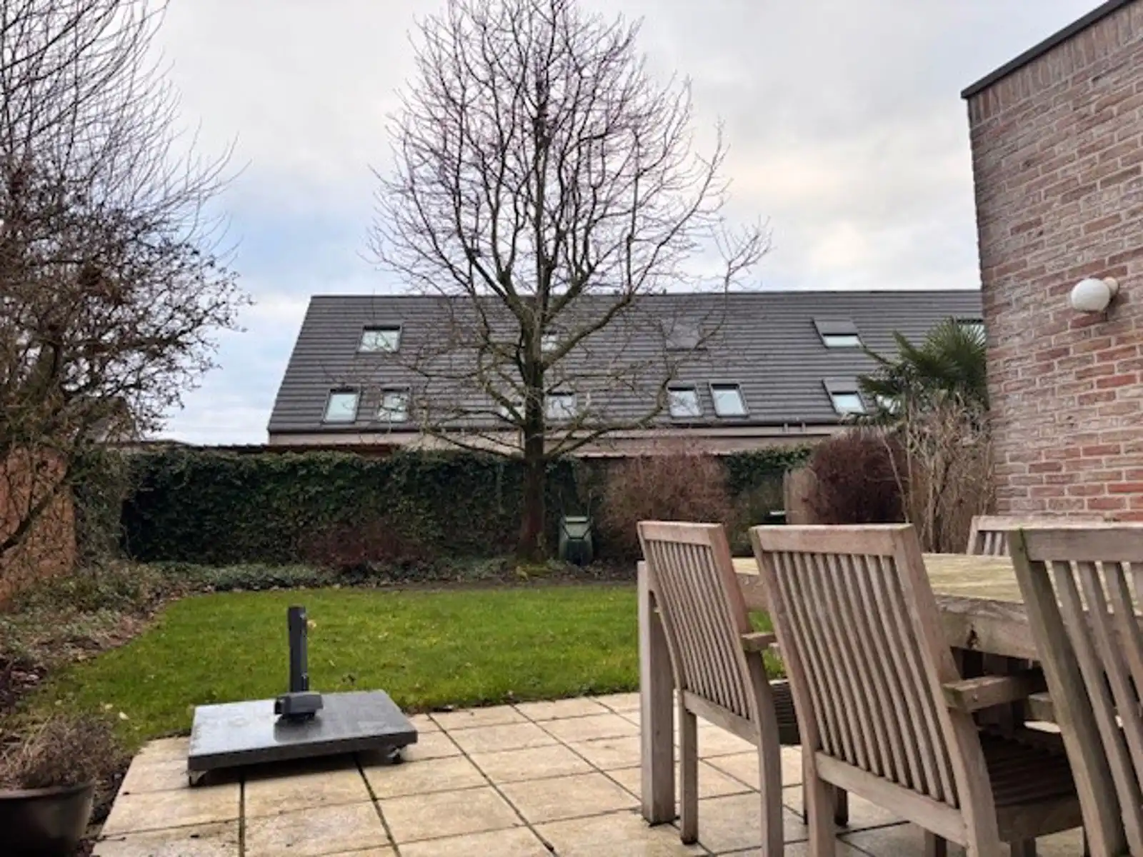 Ruime hoekwoning met terras, tuin en garage. foto 17