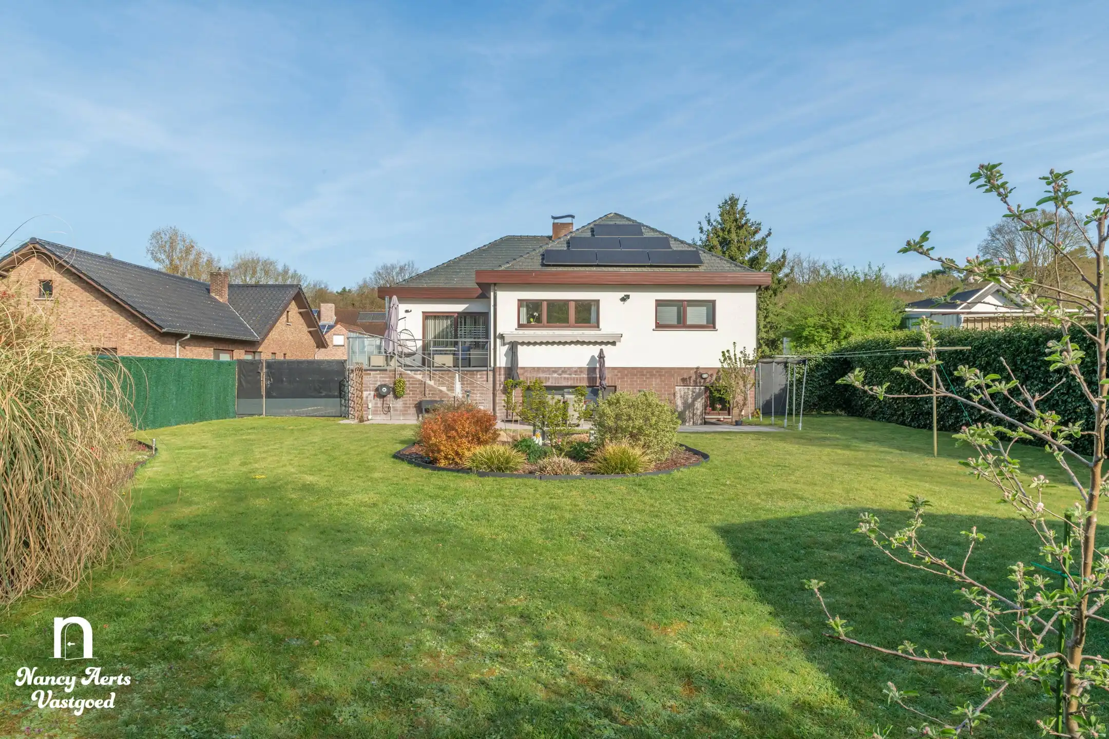 Ruime woning met multifunctionele kelder en prachtige tuin foto 3