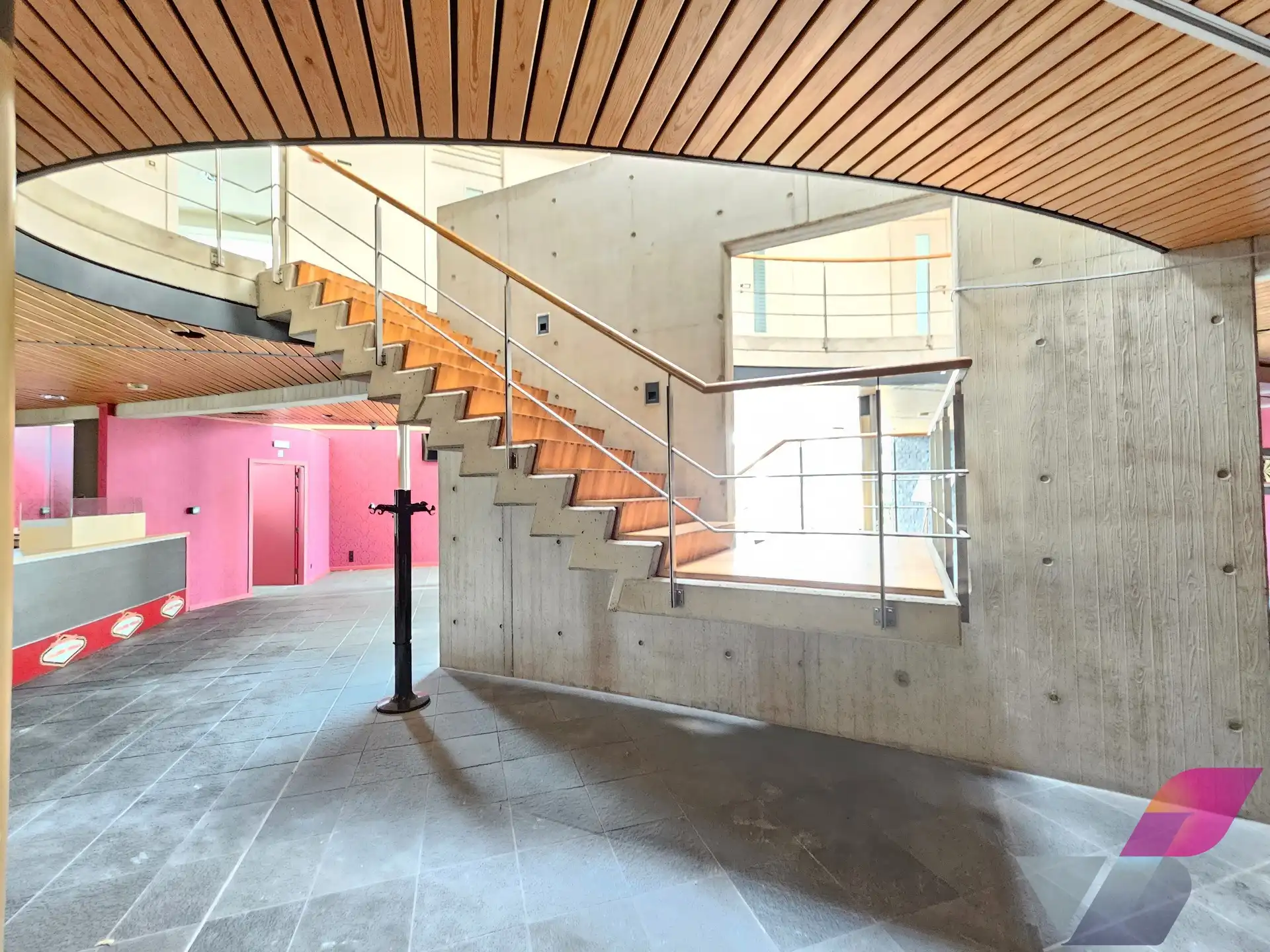 SEMI-INDUSTRIEEL GEBOUW OP ZICHTLOCATIE foto 5