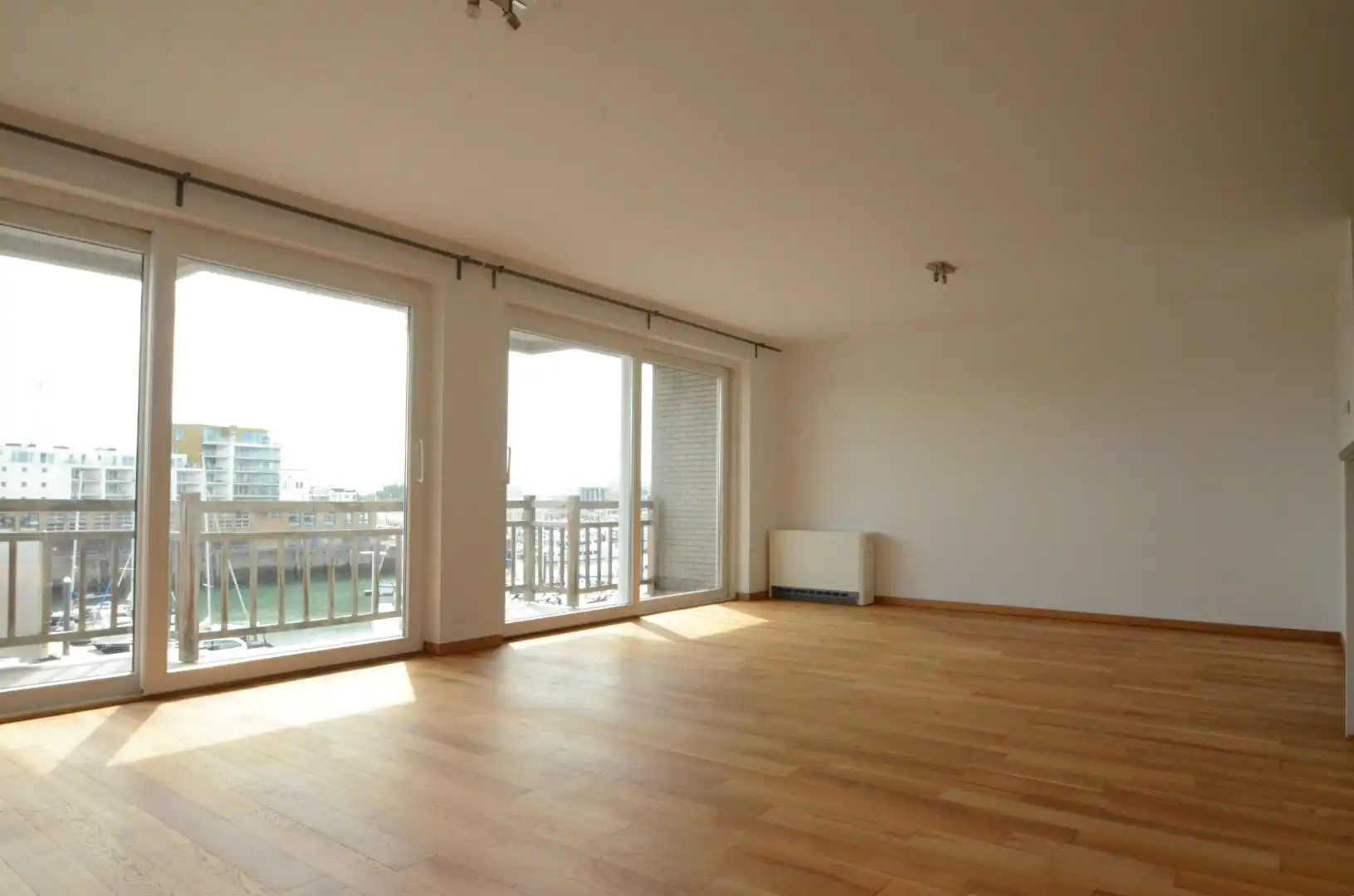 Zonnig appartement met 2 slaapkamers en terras met zicht op de jachthaven foto {{pictureIndex}}