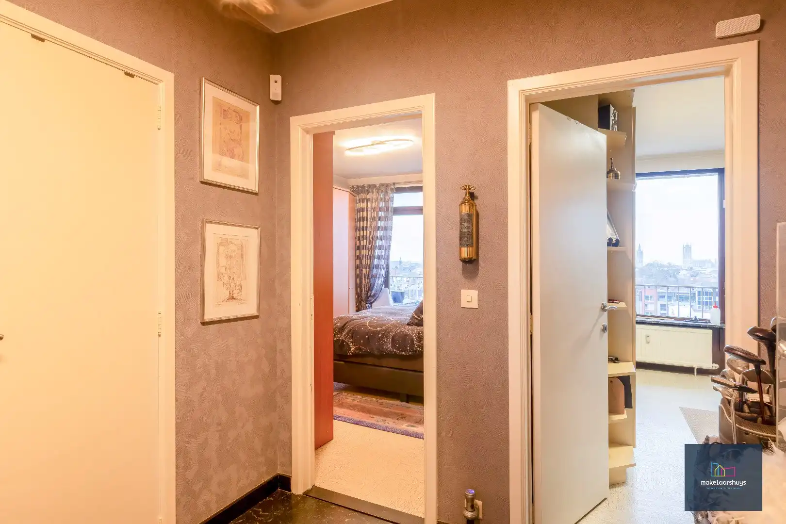 Ruim 2 slaapkamerappartement met garagebox nabij de Blaarmeersen foto 11