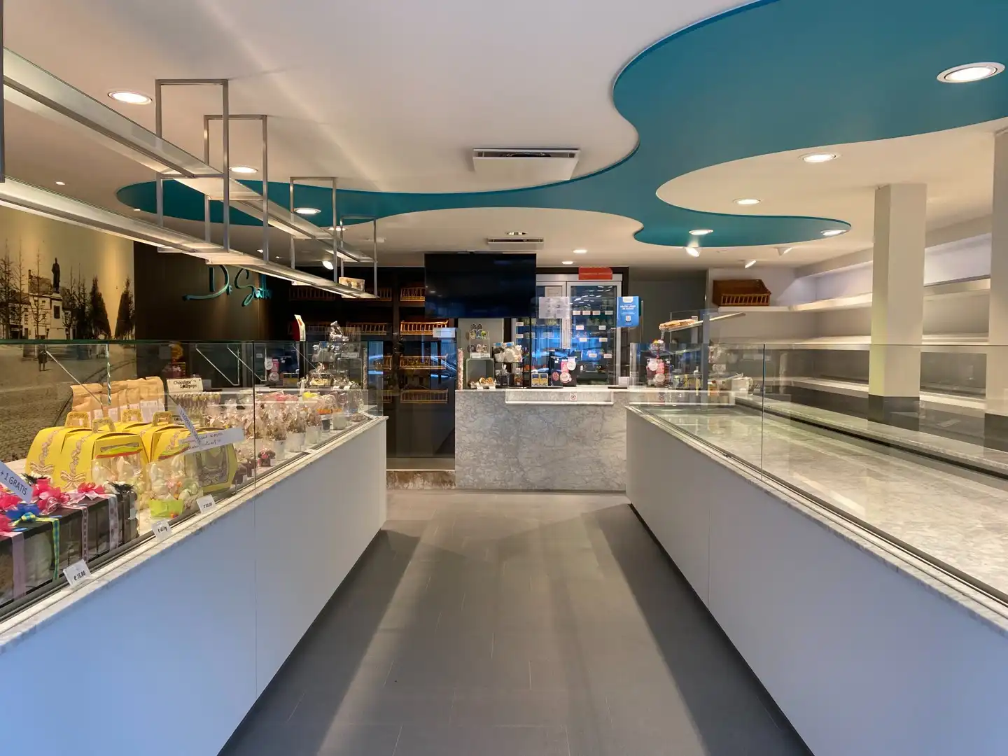 Handelszaak dienstig als warme bakker met ruime woonst foto {{pictureIndex}}