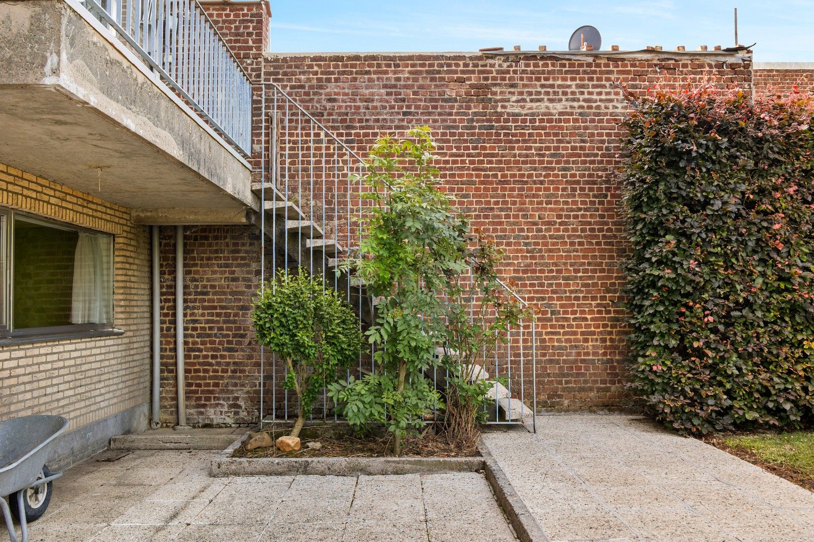 Karaktervolle voormalige dokterswoning met praktijkruimte, lift, dubbele garage, 5 SLPK. en grote tuin foto 18