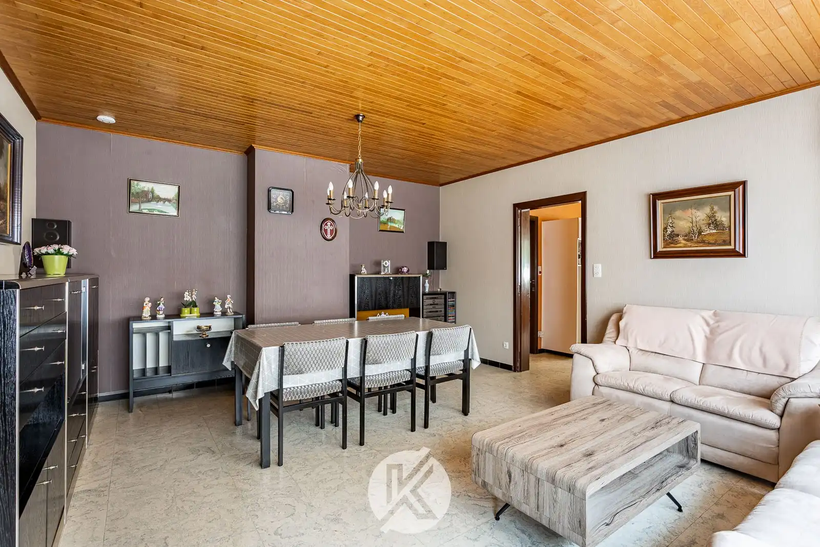 Robuuste halfopen woning met mooie mogelijkheden foto {{pictureIndex}}