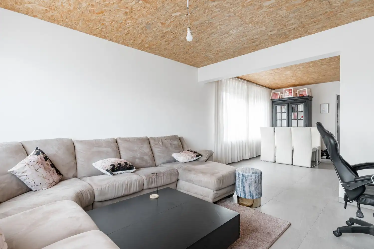 Leuke gezinswoning met 3 slaapkamers nabij de verbindingswegen foto 5