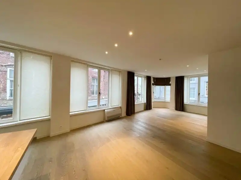 Instapklaar 2-slaapkamer appartement in hartje Kortrijk! foto 8