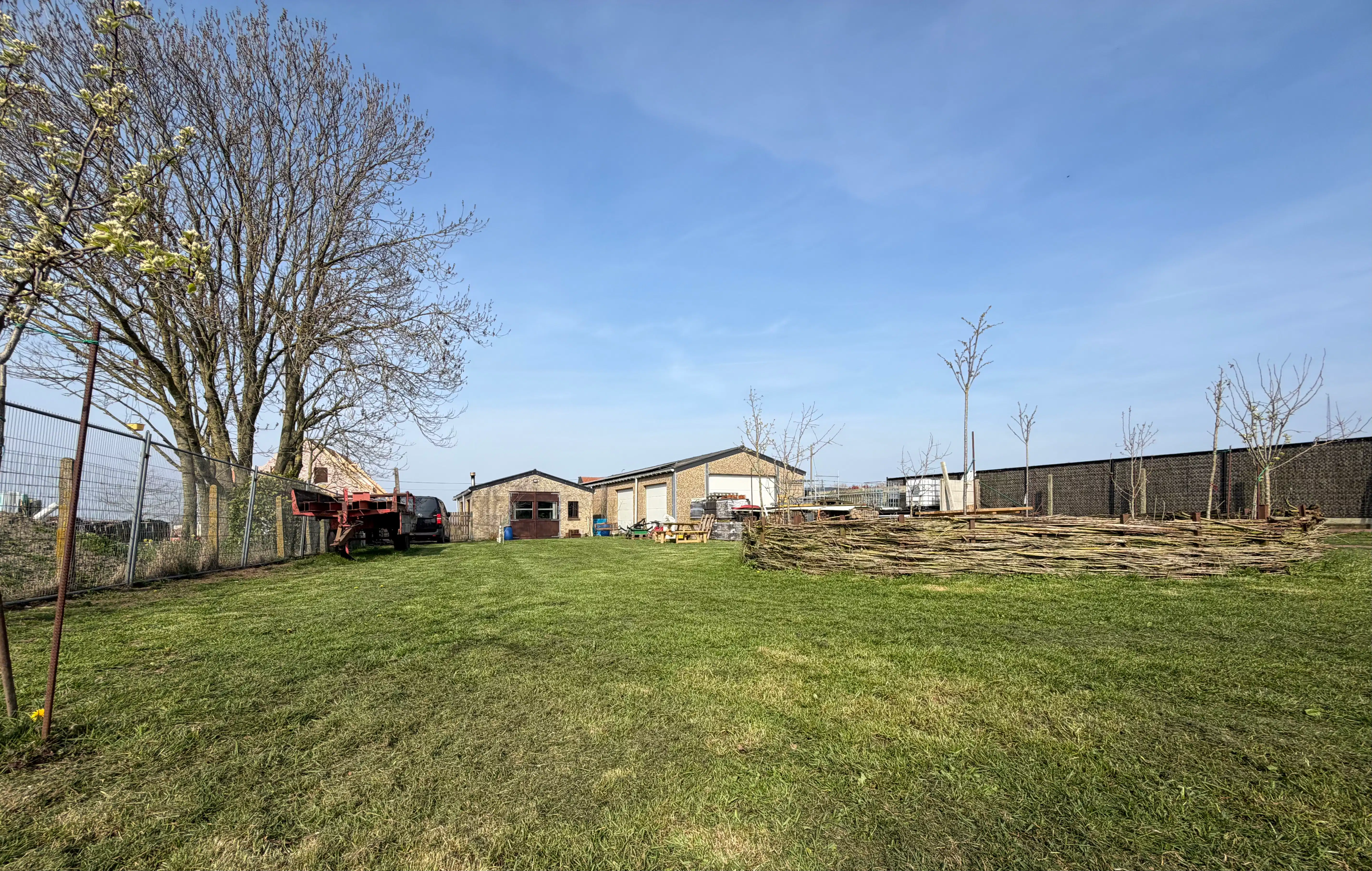 Bouwgrond mét 2 loodsen &  panoramisch zicht op de velden foto 3