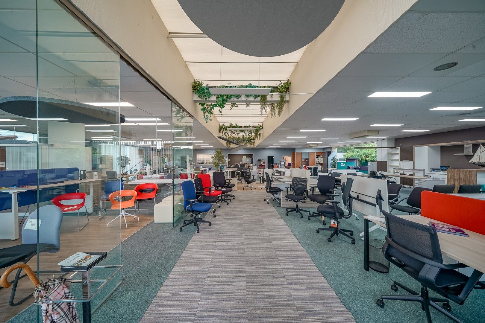 Winkelruimte met magazijn en woonst te Oostende foto 4