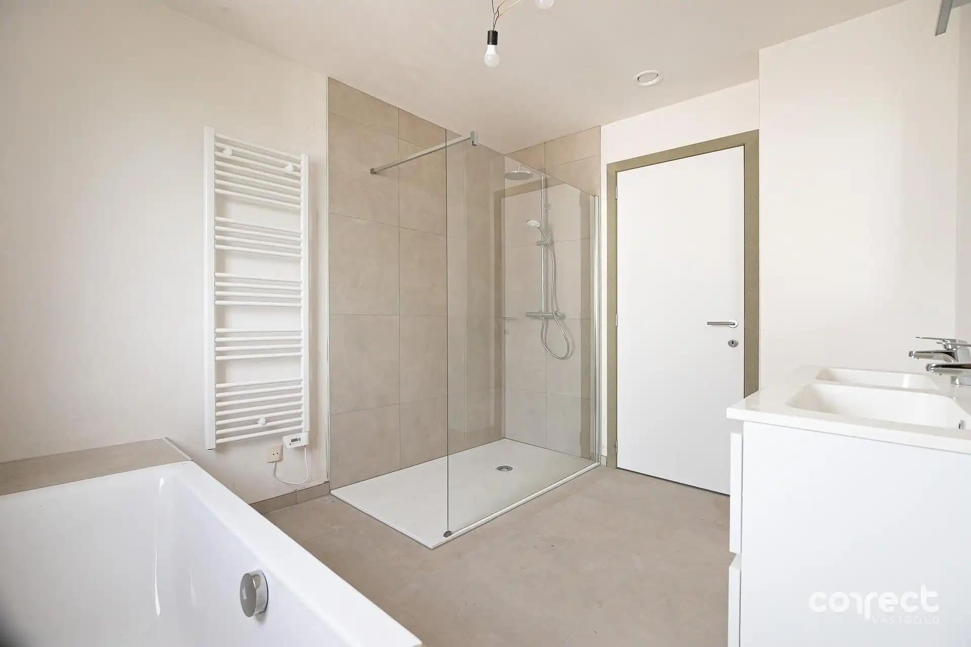 Moderne halfopen nieuwbouwwoning met een grote bew. opp. van 200 m². foto 16
